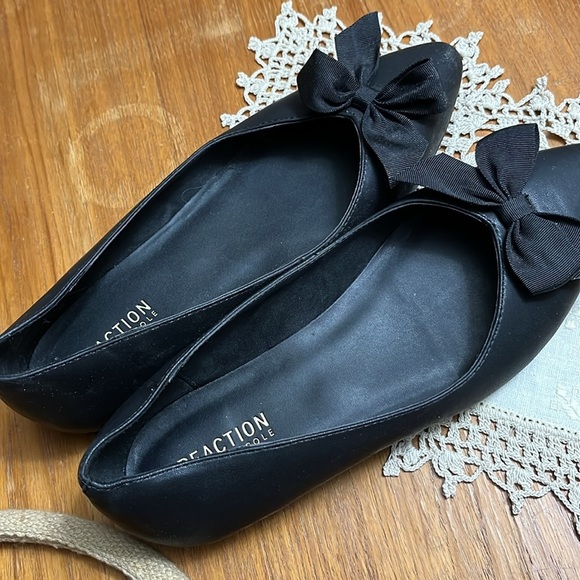 Kenneth Cole Reaction Women's Lily Flat - Picture 2 of 5